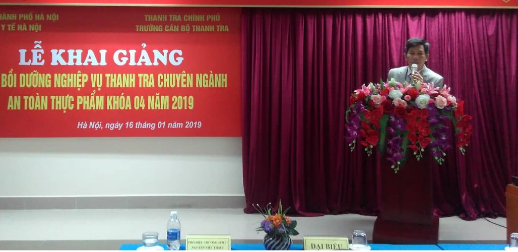 Phó Hiệu trưởng Nguyễn Viết Thạch phát biểu khai giảng khóa học