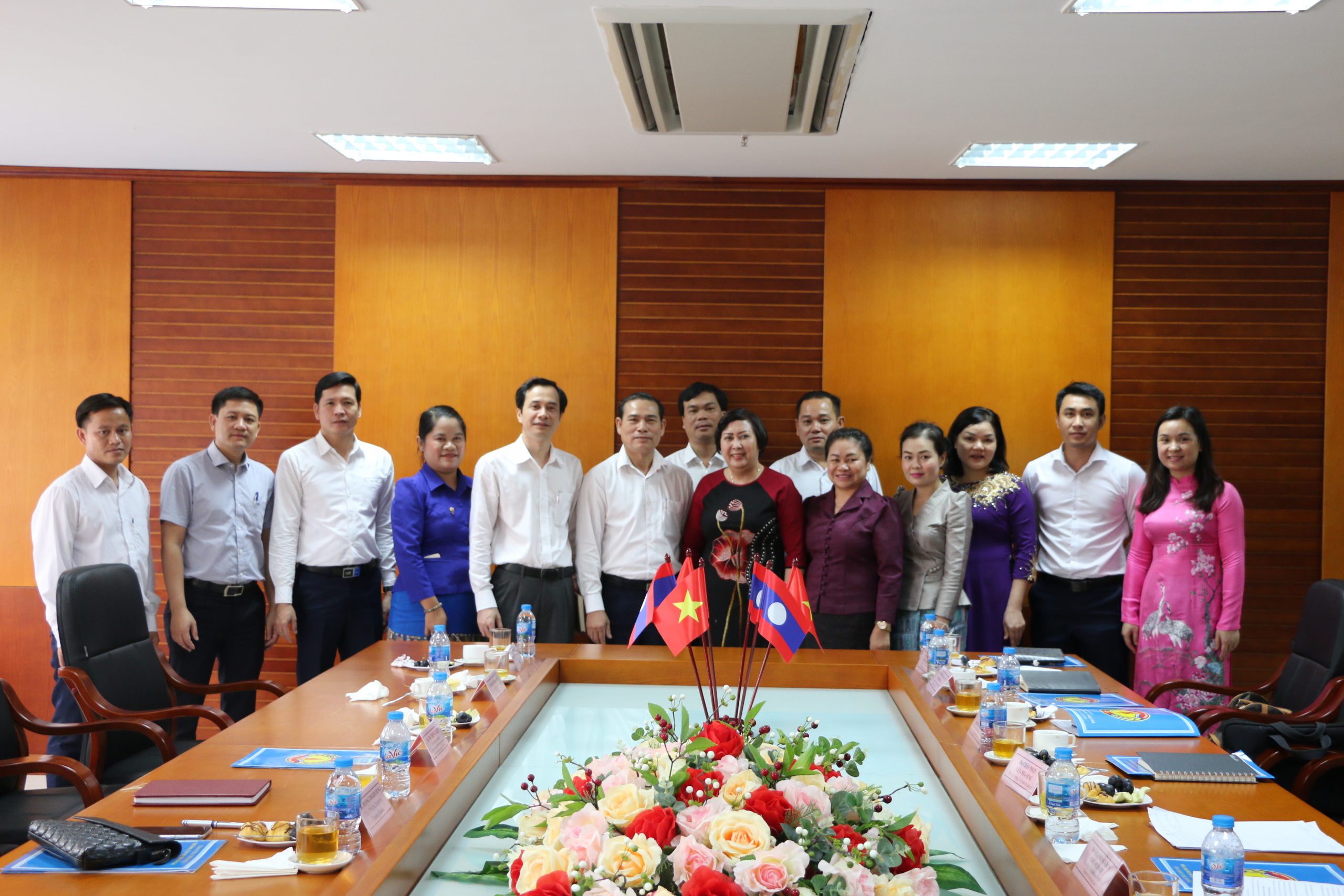 Chụp ảnh lưu niệm với Đoàng TTCP Lào