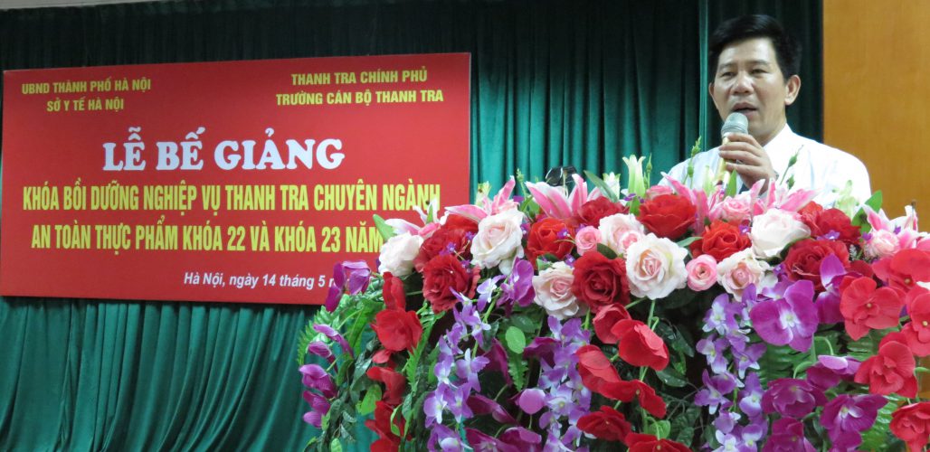 Ông Nguyễn Viết Thạch Phó Hiệu trưởng Trg CBTT phát biểu bế giảng khóa học