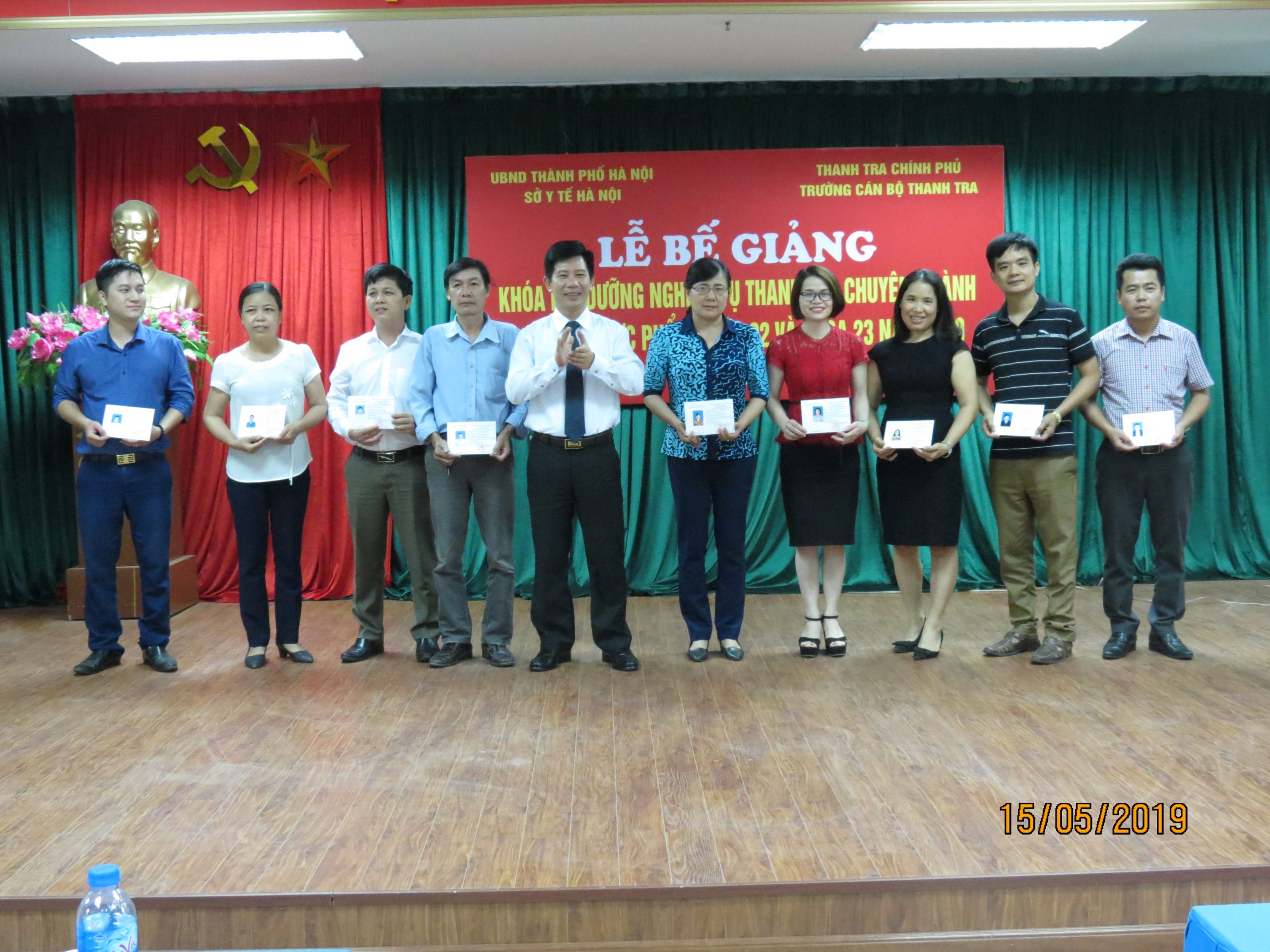 Ông Nguyễn Viết Thạch Phó Hiệu trưởng Trg CBTT trao CC cho HV