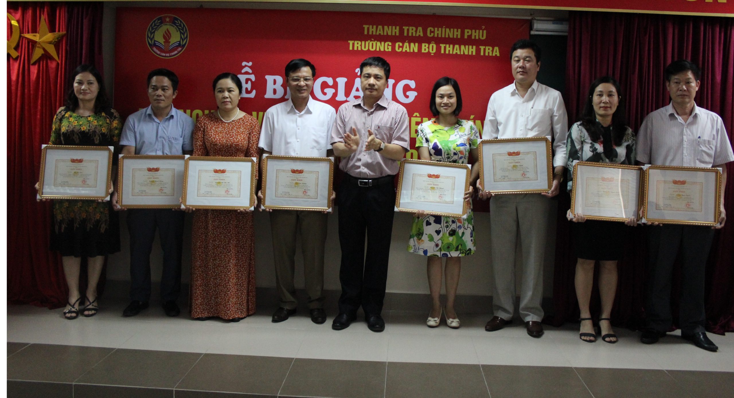 TS Trịnh Văn Toàn Phó Hiệu trưởng Trg CBTT trao GK cho HV