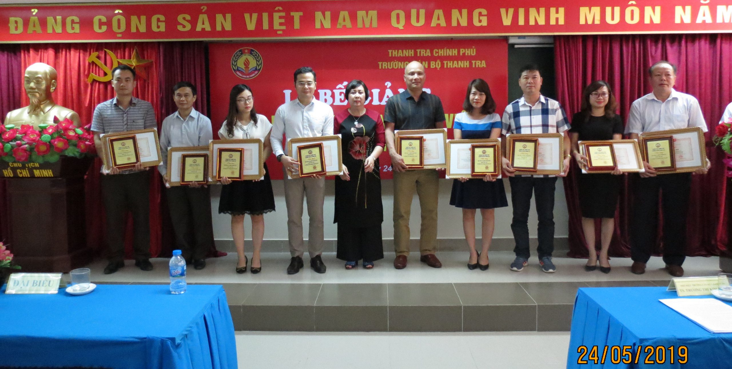 TS Trương Trương Thị Kim Dung Phó Hiệu trg Trg CBTT trao GK cho HV