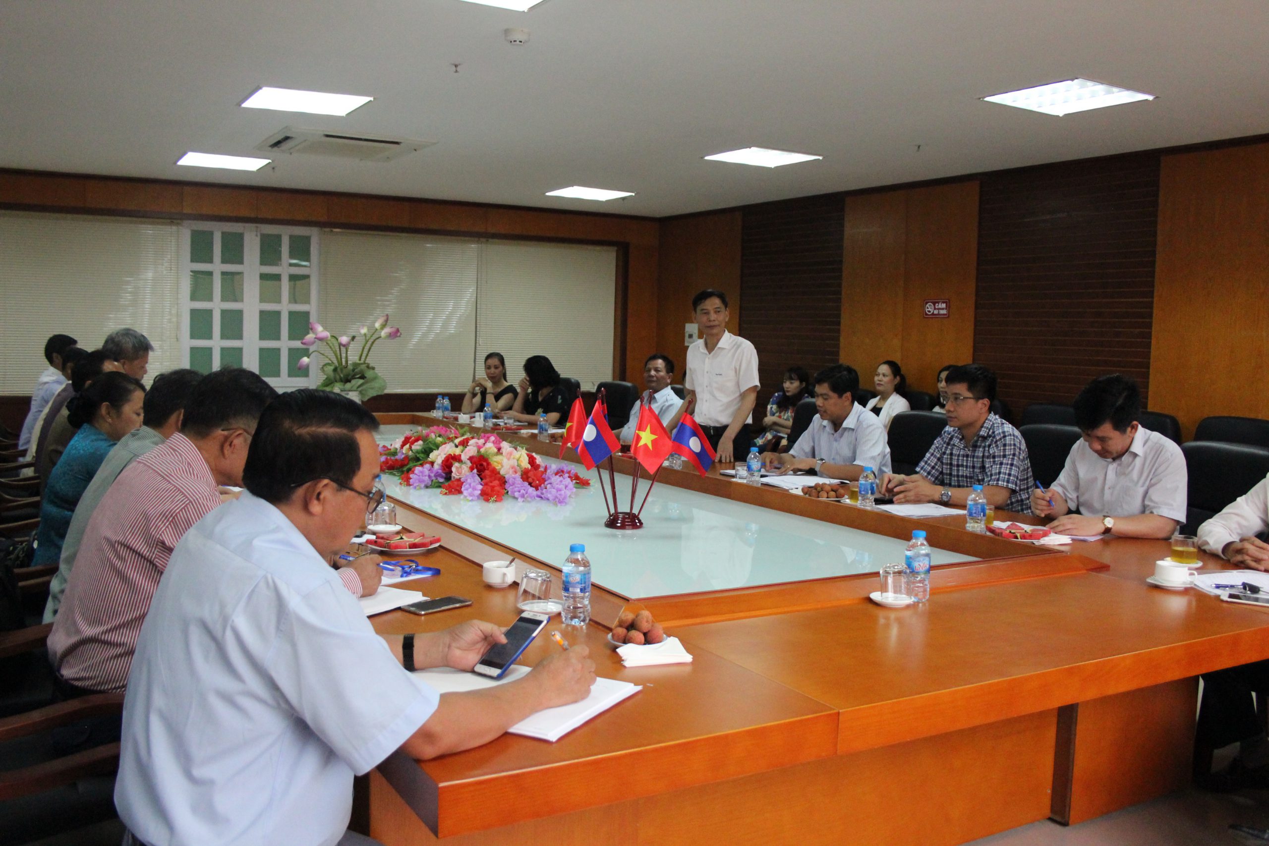 Ông Vũ Văn Chiến HTNTrg phát biểu tại buổi gặp mặt đoàn Lào