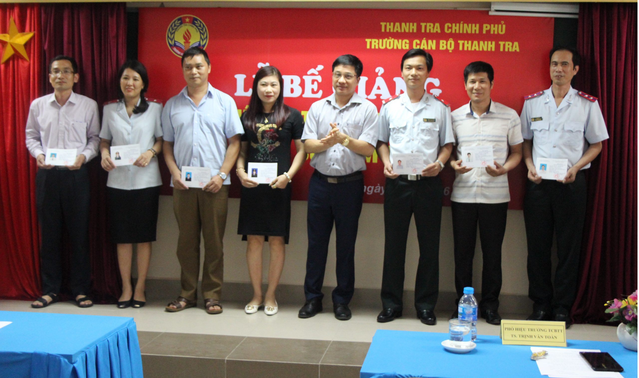 Phó Hiệu trưởng Nhà trường trao CC cho HV