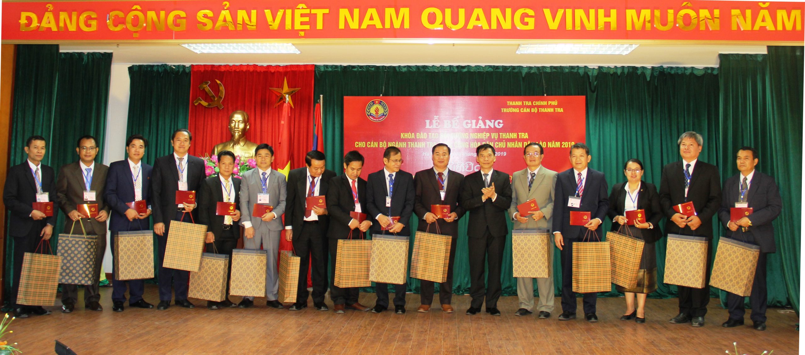 Hiệu trg Nhà trường trao CC cho HV