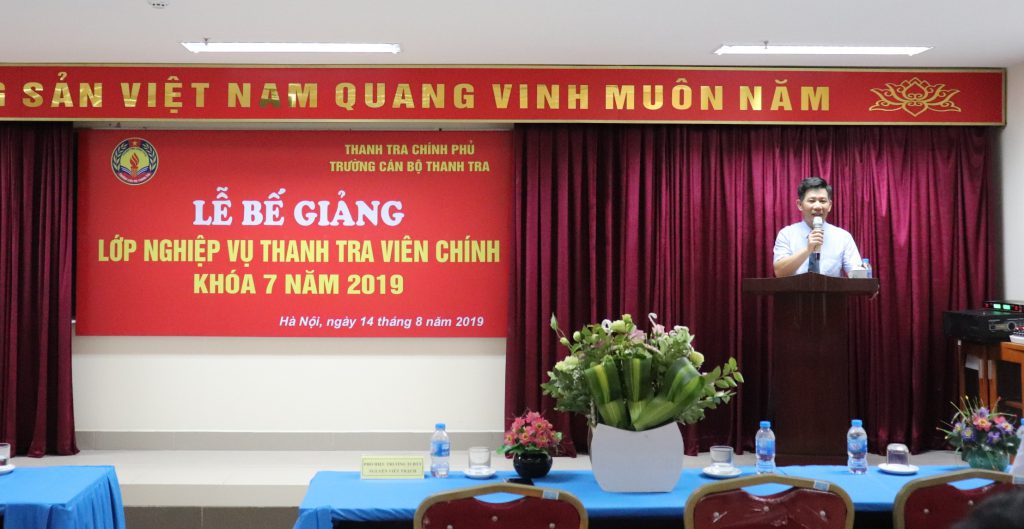 Ông NV Thạch PHT phát biểu tại lễ bế giảng