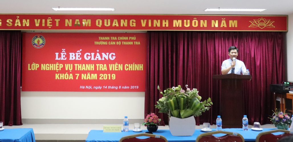 Ông NV Thạch PHT phát biểu tại lễ bế giảng