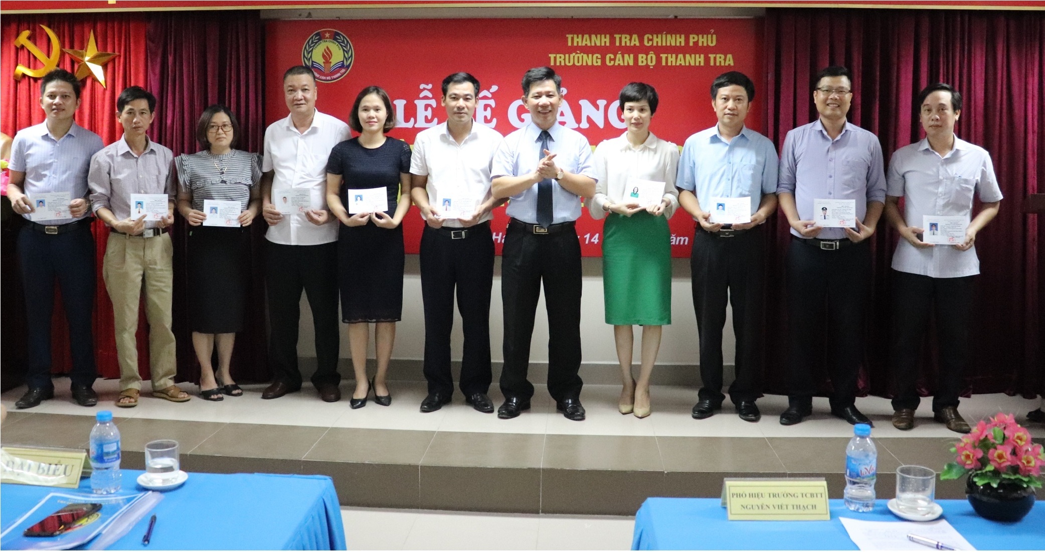 Ông NV Thạch PHT trao CC cho HV