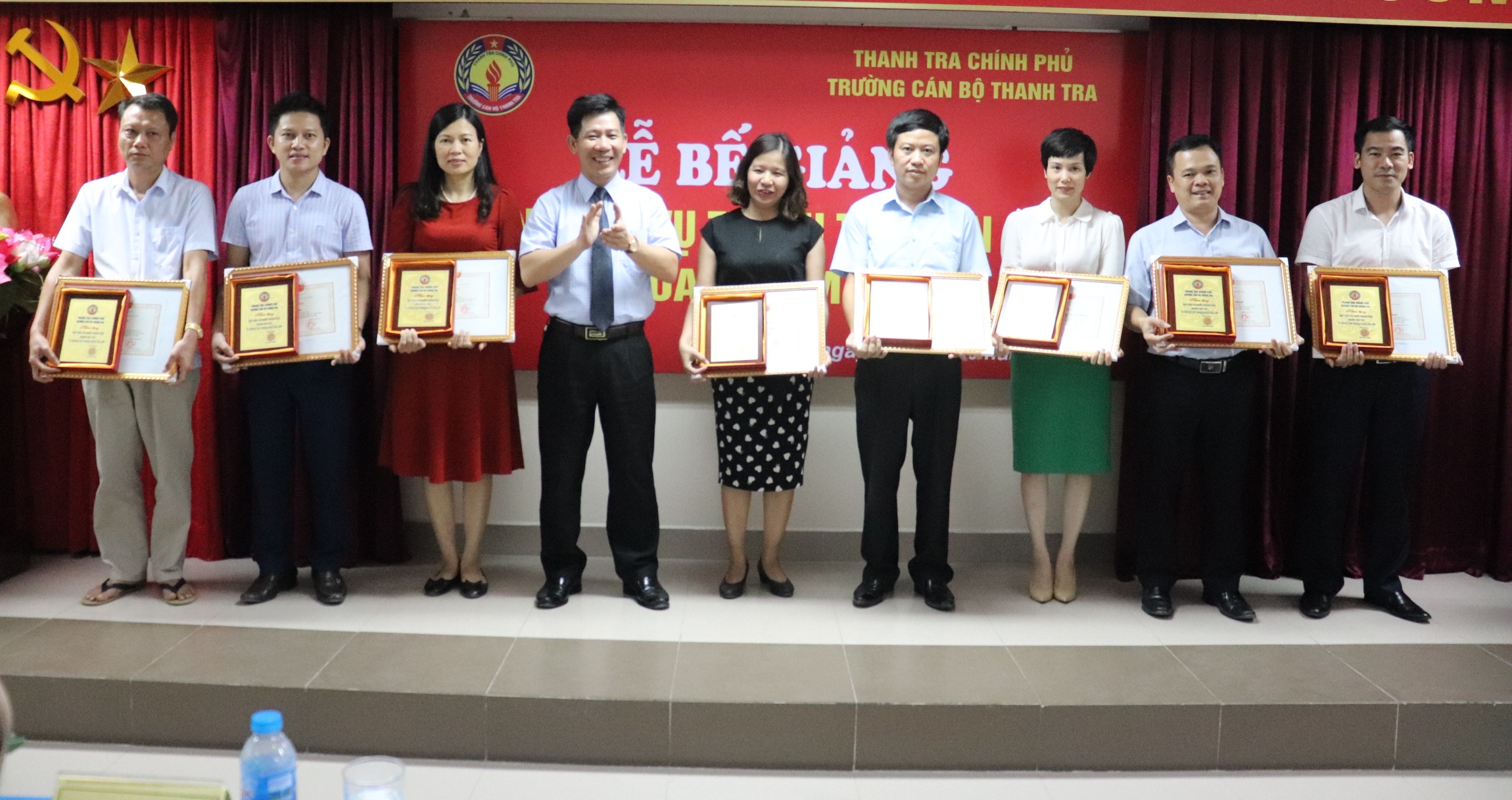 Ông NV Thạch PHT trao GK cho HV