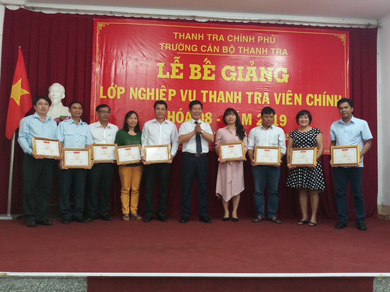 Ông Nguyễn Viết Thạch PHT Nhà trường trao Giấy khen cho HV