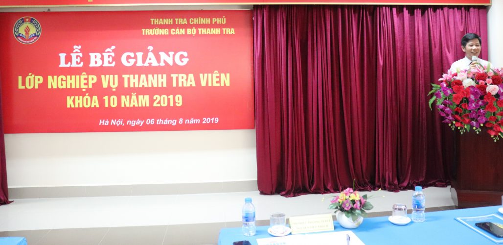 Ông Nguyễn Viết Thạch Phó Hiệu trưởng Nhà trường phát biểu bế giảng khóa học