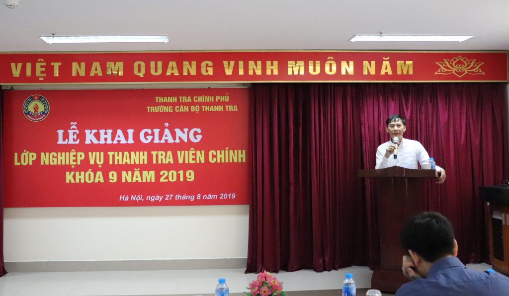 Ông Vũ Văn Chiến TTVCC Hiệu trưởng Trường CBTT phát biểu khai giảng khóa học