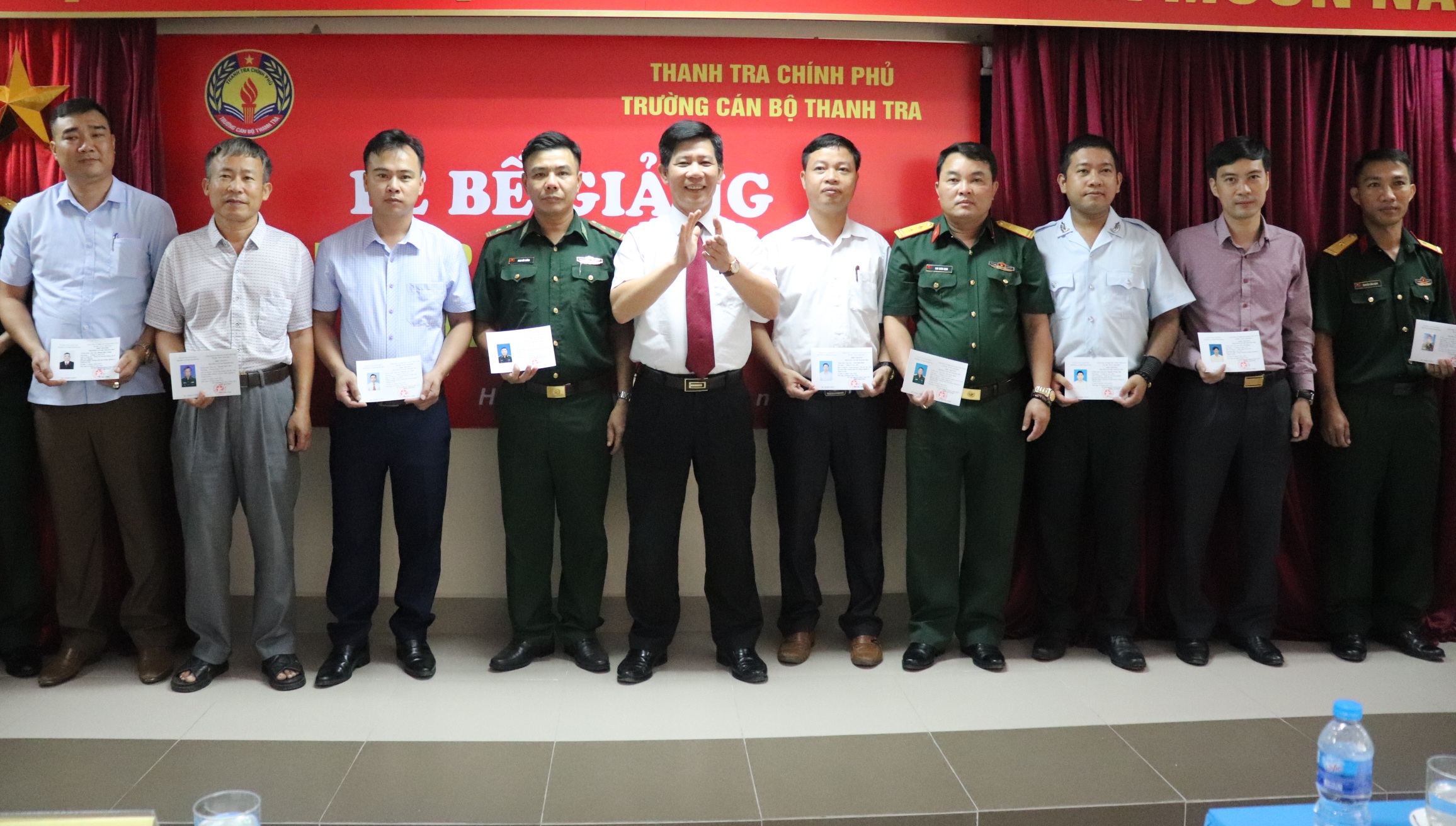 Phó Hiệu trưởng Nhà trường trao CC cho học viên