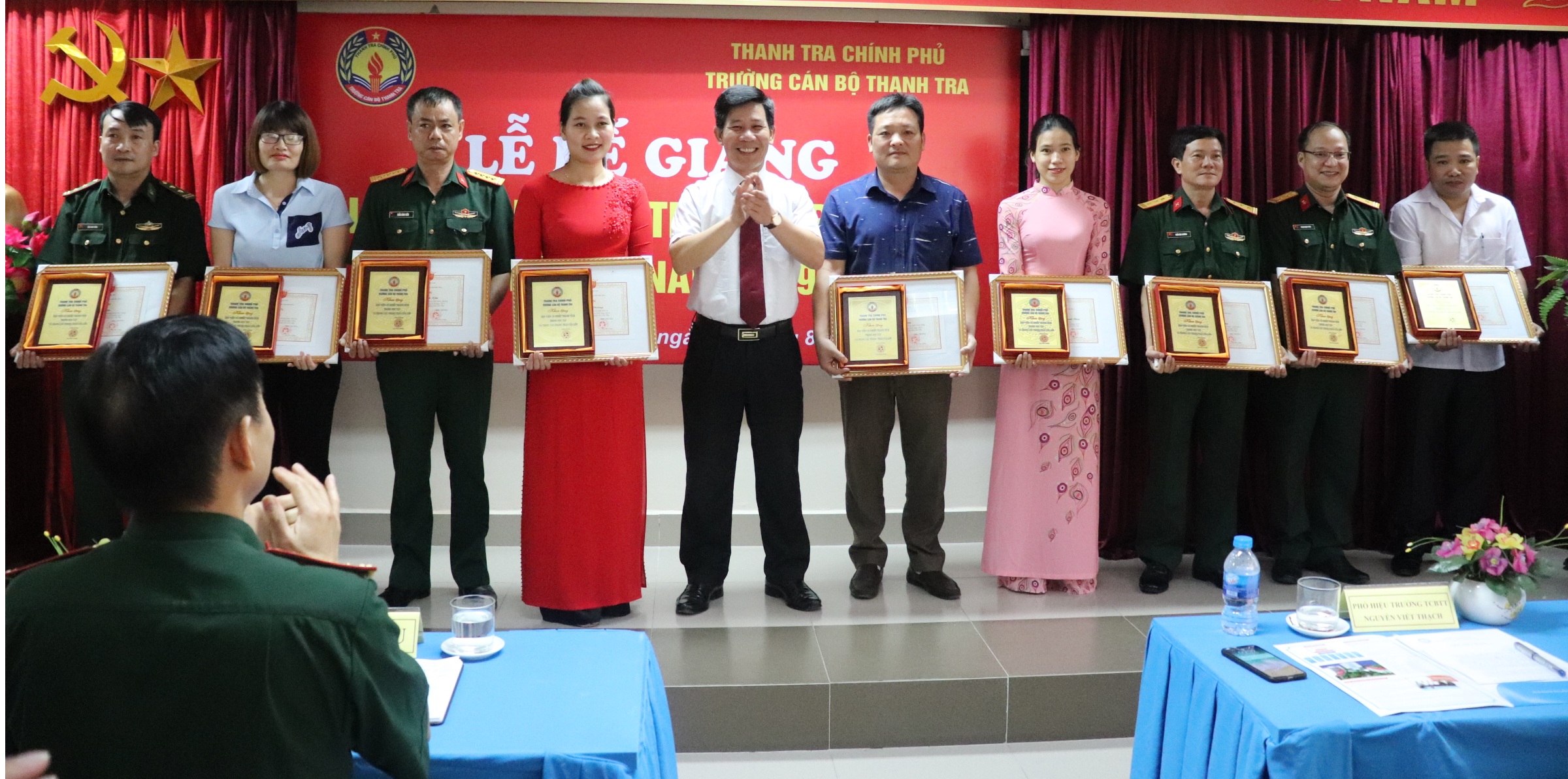 Phó Hiệu trưởng Nhà trường trao GK cho HV