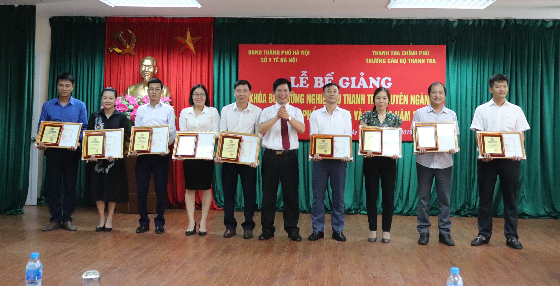 Phó Hiệu trưởng Nhà trường trao GK cho học viên