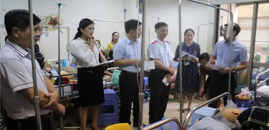 Công đoàn Nhà trường đến thăm và trao quà tại Viện Huyết học và Truyền máu TW