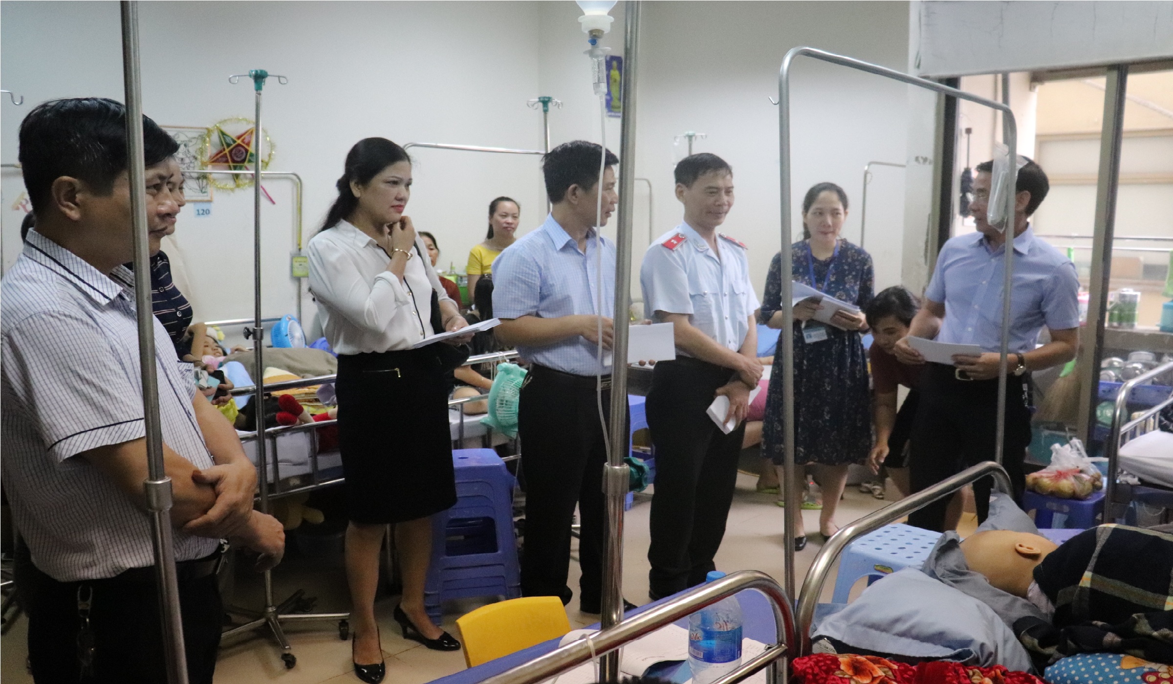 Công đoàn Nhà trường đến thăm và trao quà tại Viện Huyết học và Truyền máu TW