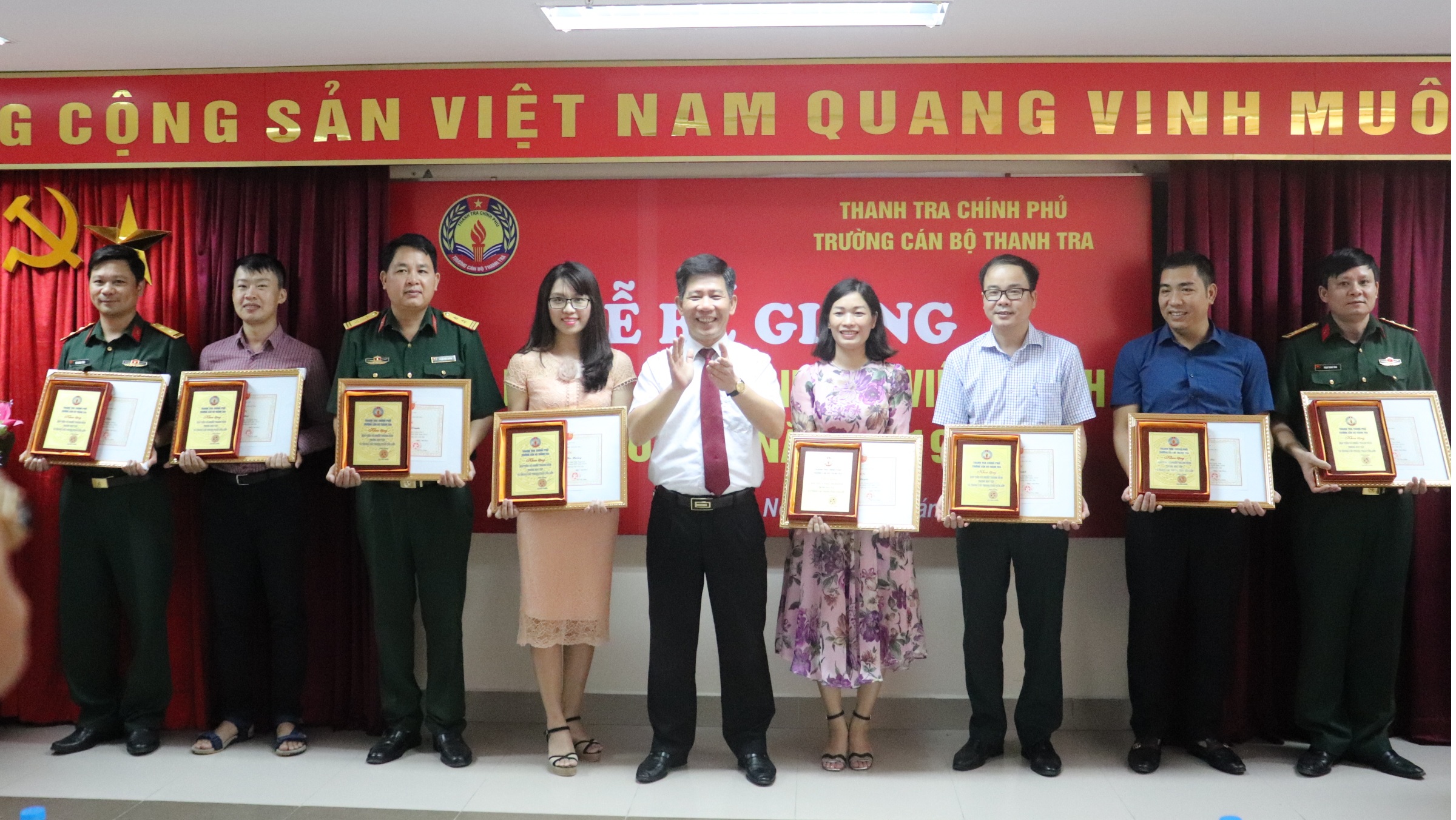 Ông Nguyễn VIết Thạch PHT Trg CBTT trao Giấy khen cho học viên