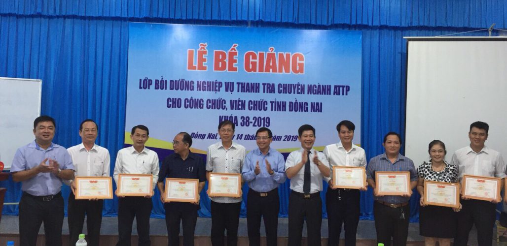 Ông Nguyễn Viết Thạch Phó Hiệu trưởng Nhà trường trao GKhen cho Hvien