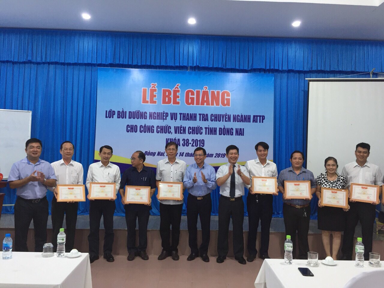 Ông Nguyễn Viết Thạch Phó Hiệu trưởng Nhà trường trao GKhen cho Hvien