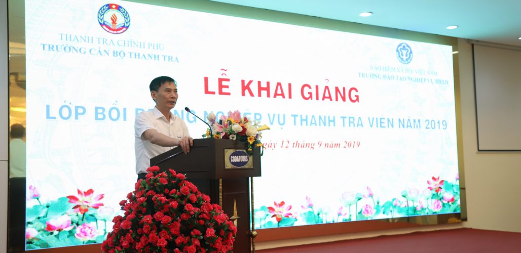 Ông Vũ Văn Chiến TTVCC Hiệu trưởng Trg CBTT phát biểu Khai giảng khóa học