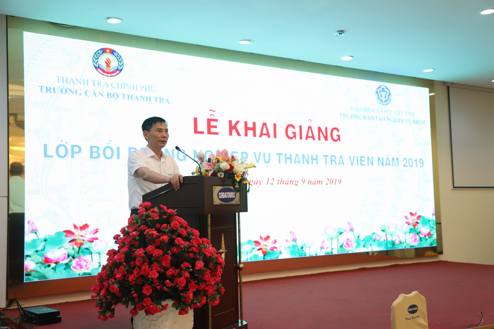 Ông Vũ Văn Chiến TTVCC Hiệu trưởng Trg CBTT phát biểu Khai giảng khóa học