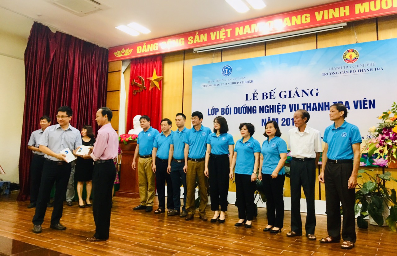 TS Trịnh Văn Toàn Phó Hiệu trưởng Nhà trường trao CC cho HV