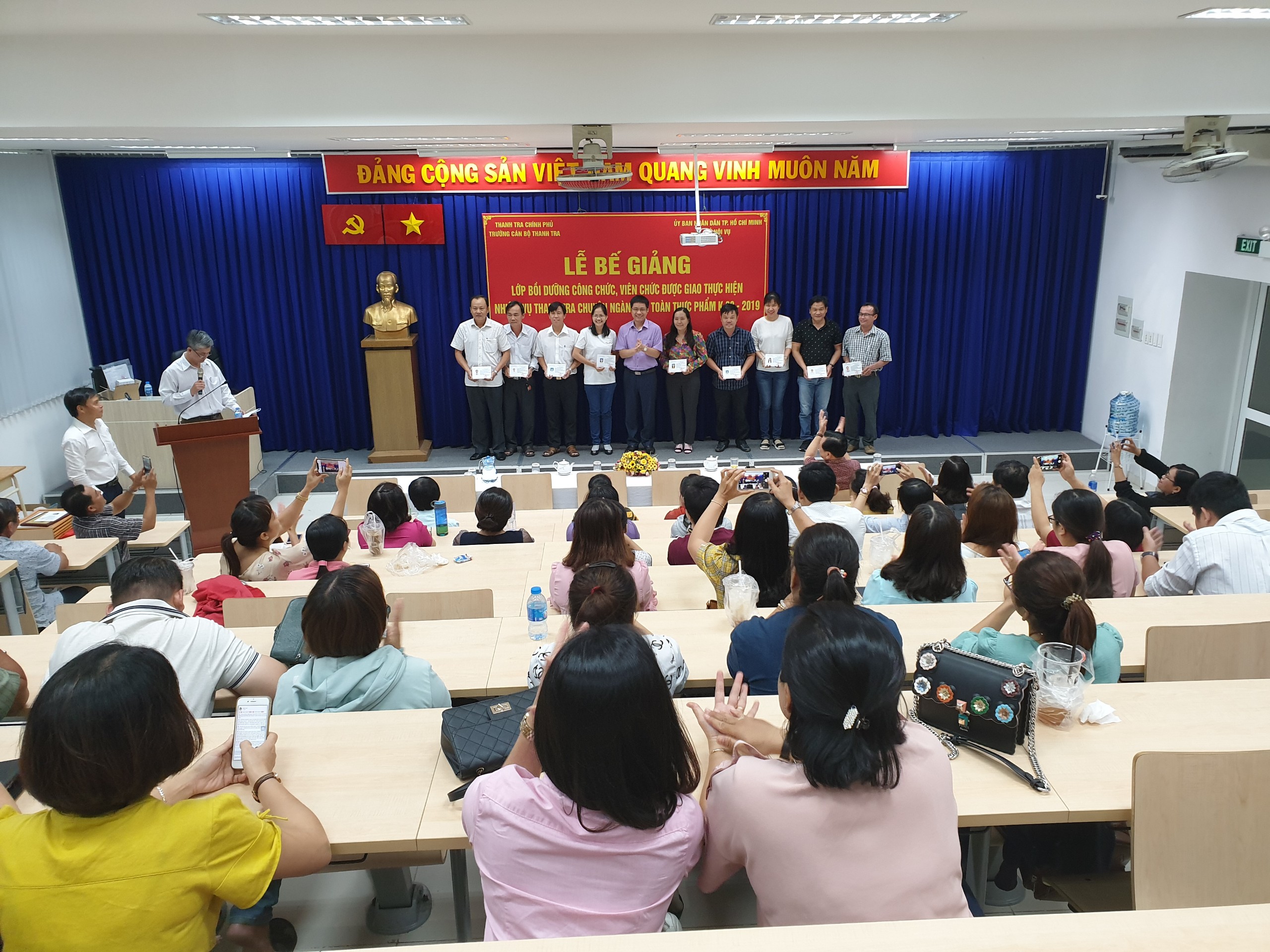 TS Trịnh Văn Toàn Phó Hiệu trường Trg CBTT trao CC cho Hvien