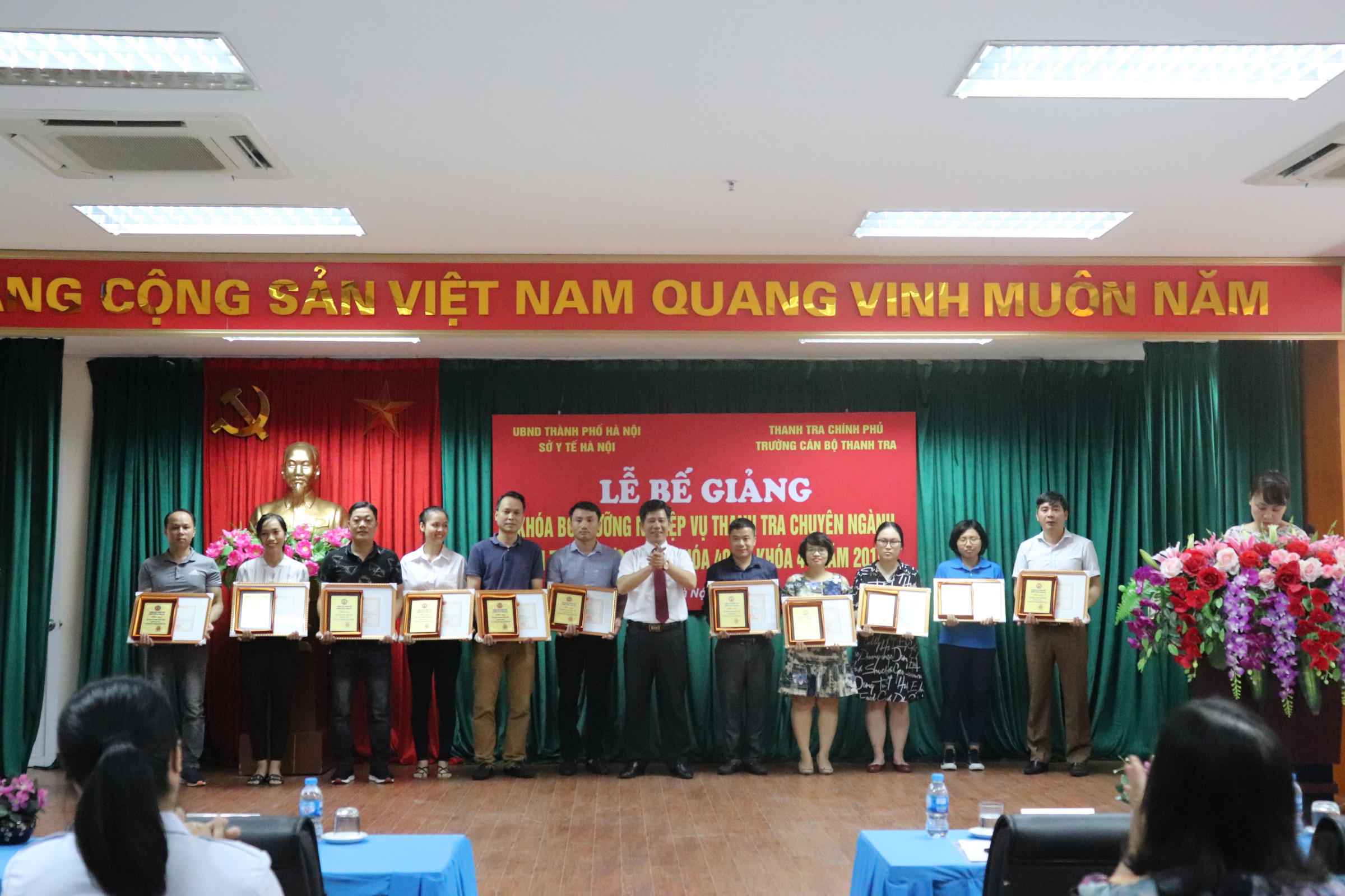 Ông Nguyễn Viêt Thạch PHT Nhà trg Trao giấy khen cho học viên