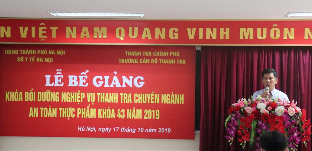 Ông Nguyễn Viết Thạch PHT nhà trường phát biểu bế giảng khóa học