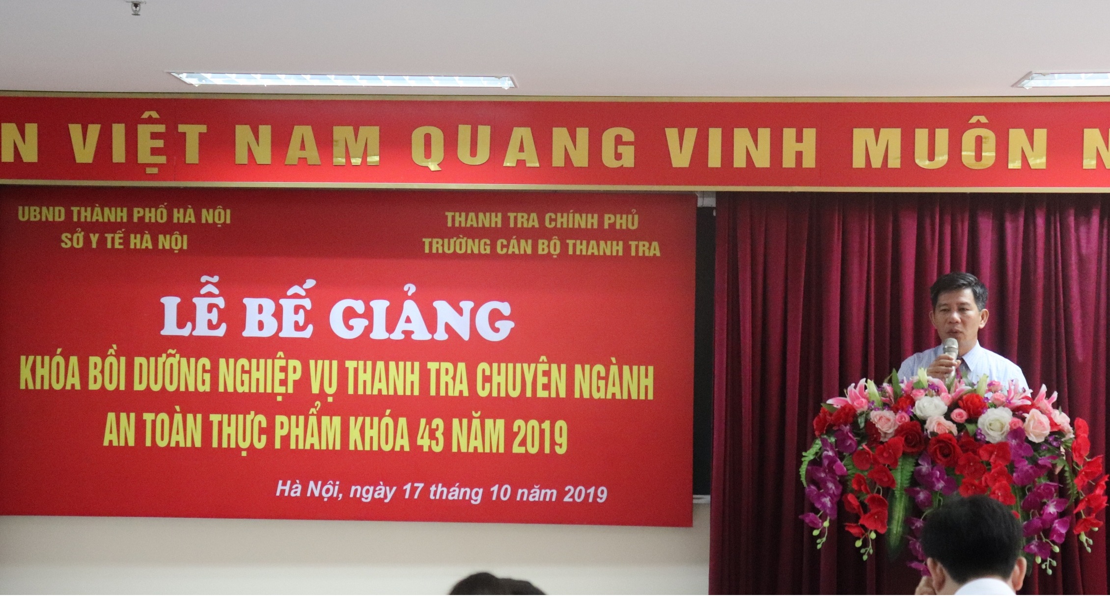 Ông Nguyễn Viết Thạch PHT nhà trường phát biểu bế giảng khóa học