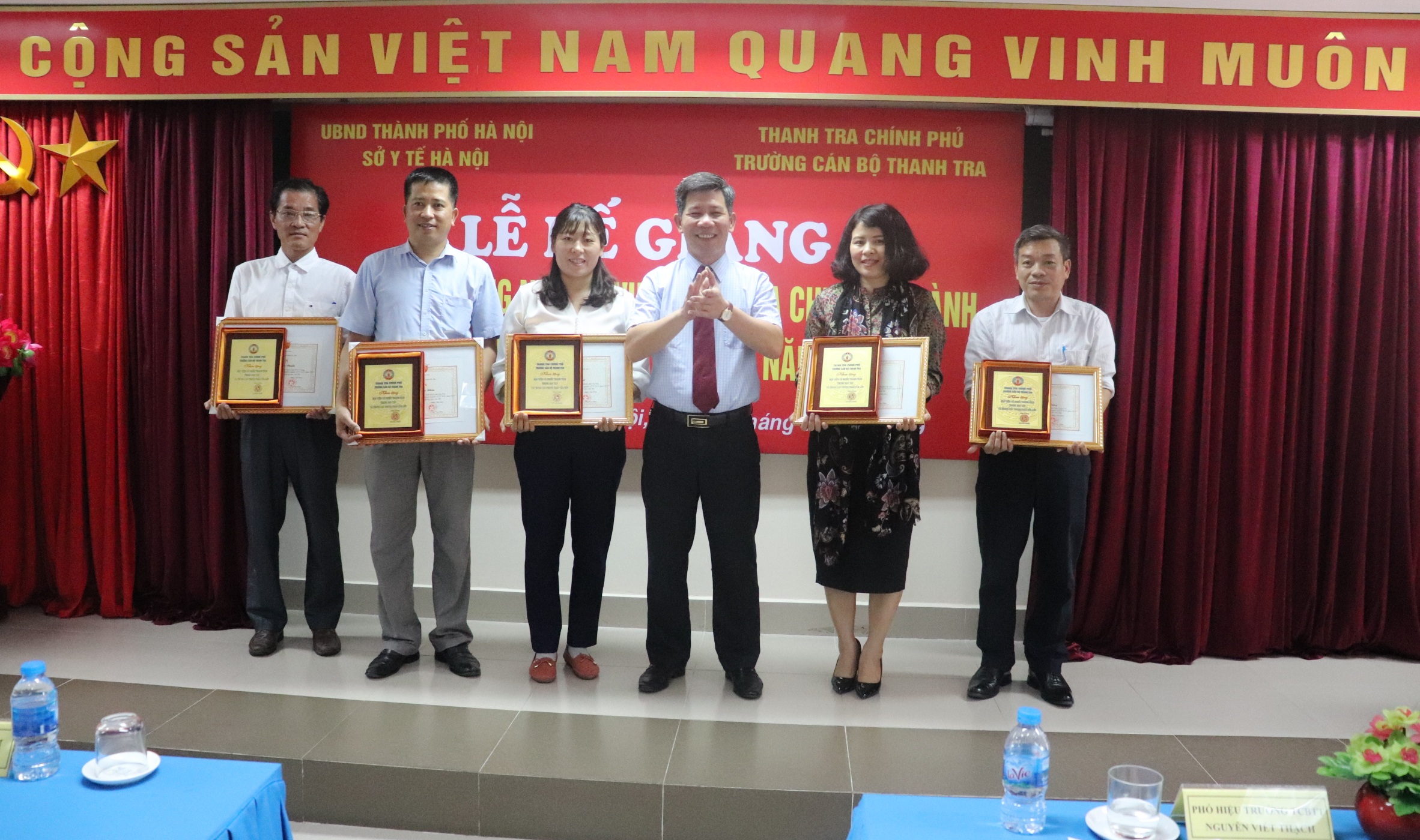 Ông Nguyễn Viết Thạch PHT nhà trường trao giấy khen cho học viên