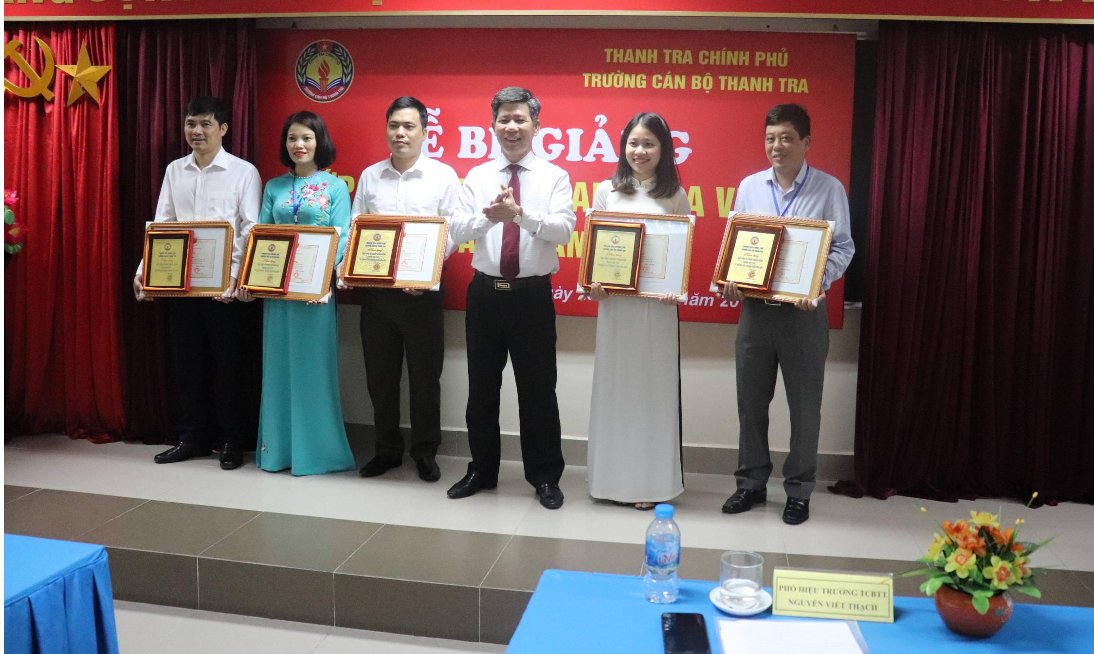 Ông Nguyễn Viết Thạch Phó Hiệu trưởng nhà trường tra Giấy khen cho Học viên