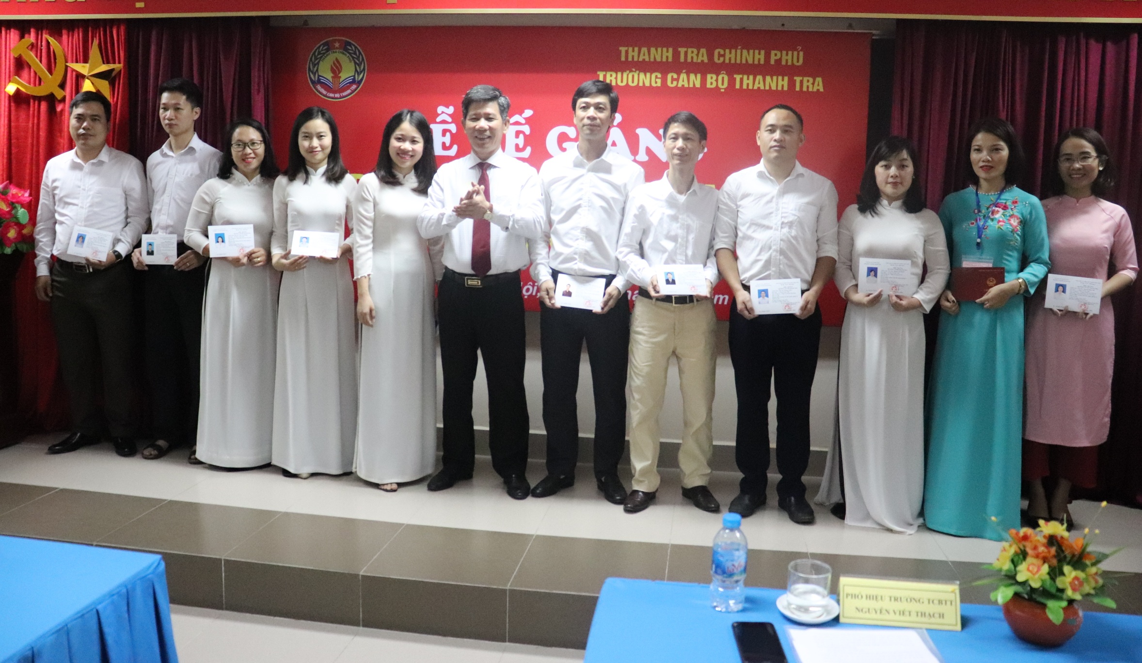 Ông Nguyễn Viết Thạch Phó Hiệu trưởng nhà trường trao CC cho HVien