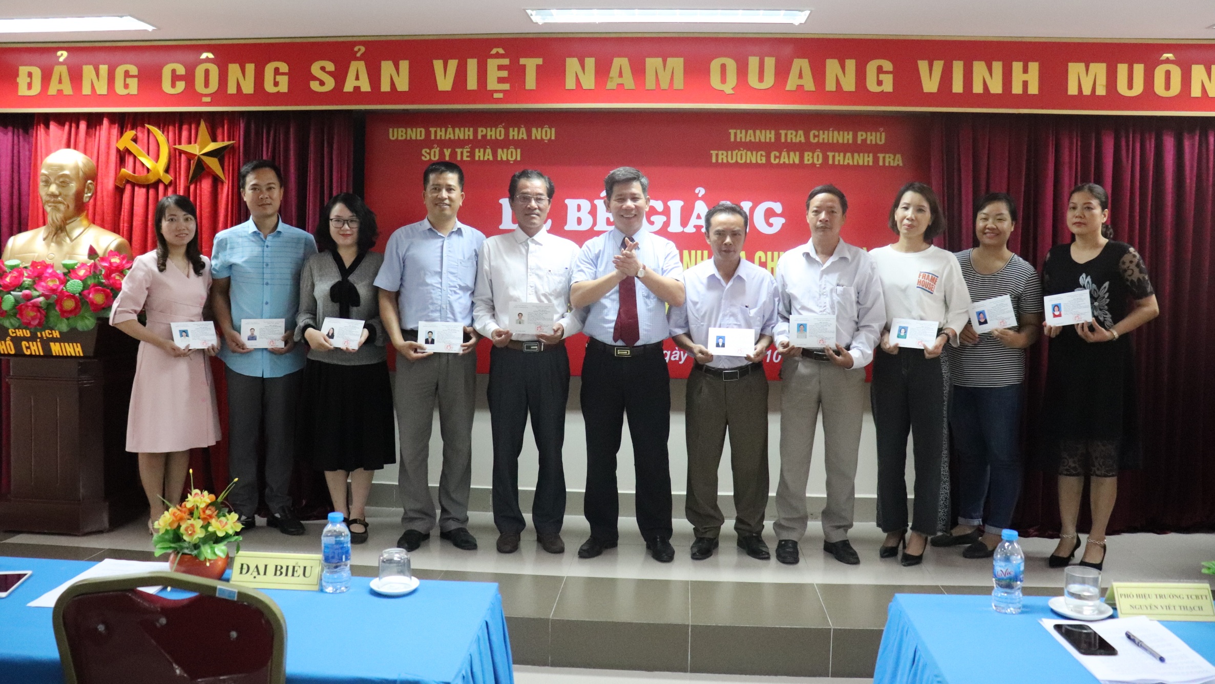 Ông Nguyễn Viết Thạch trao chứng chỉ cho học viên