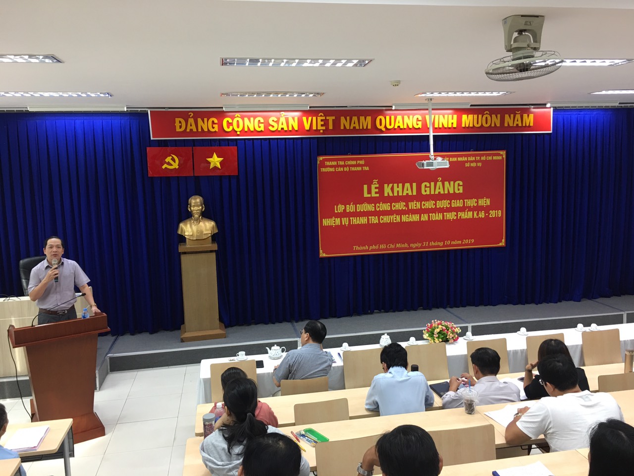 TS Nguyễn Huy Hoàng Phó HT nhà trường khai giảng lớp học