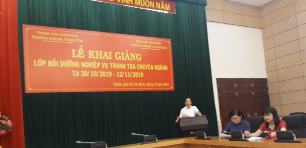 TS Nguyễn Huy Hoàng Phó Hiệu trưởng nhà trường phát biểu khai giảng khóa học