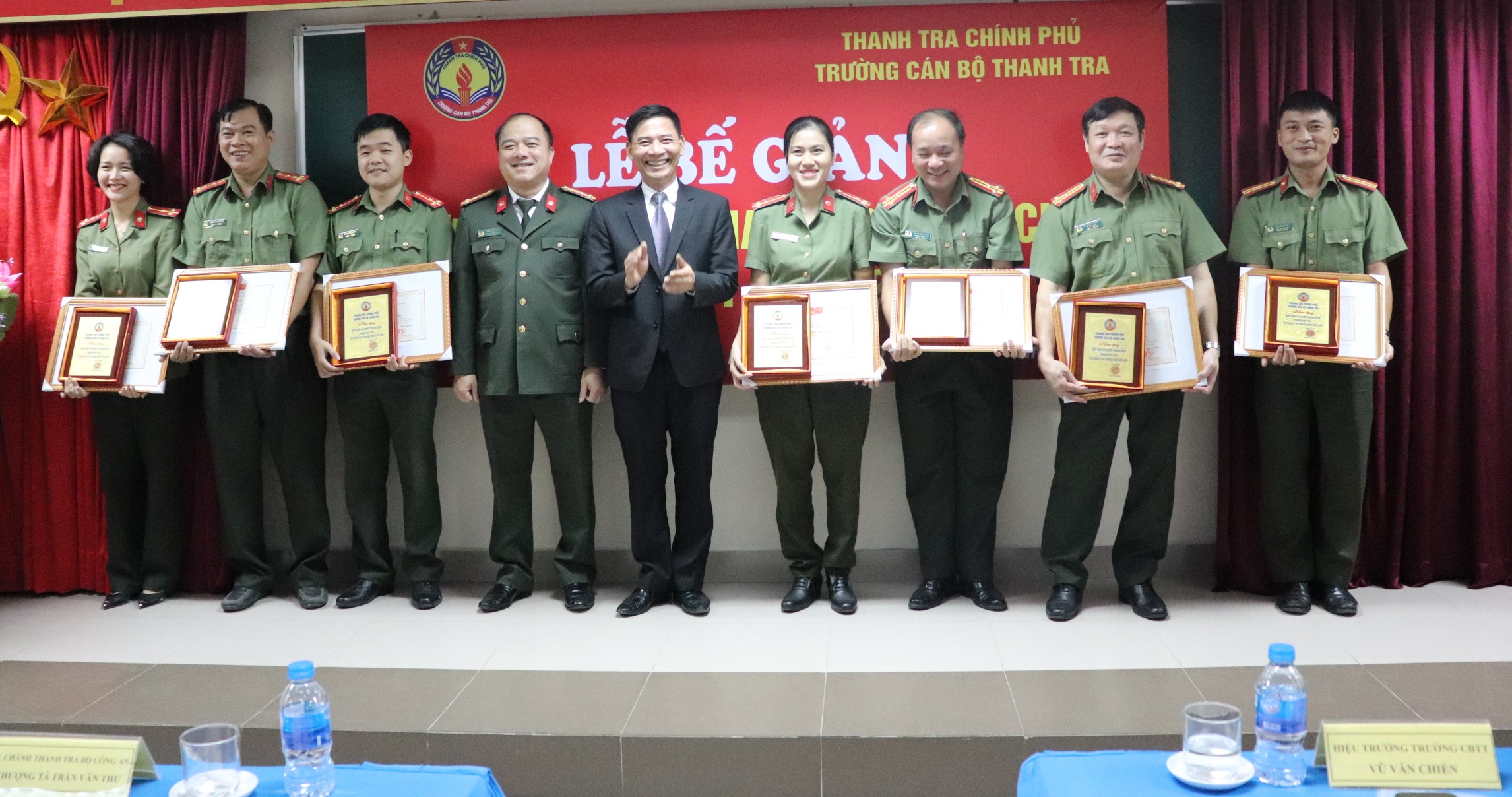 ĐẠi diện lãnh đạo Nhà trường và lãnh đạo Bộ Công an trao giấy khen cho học viên