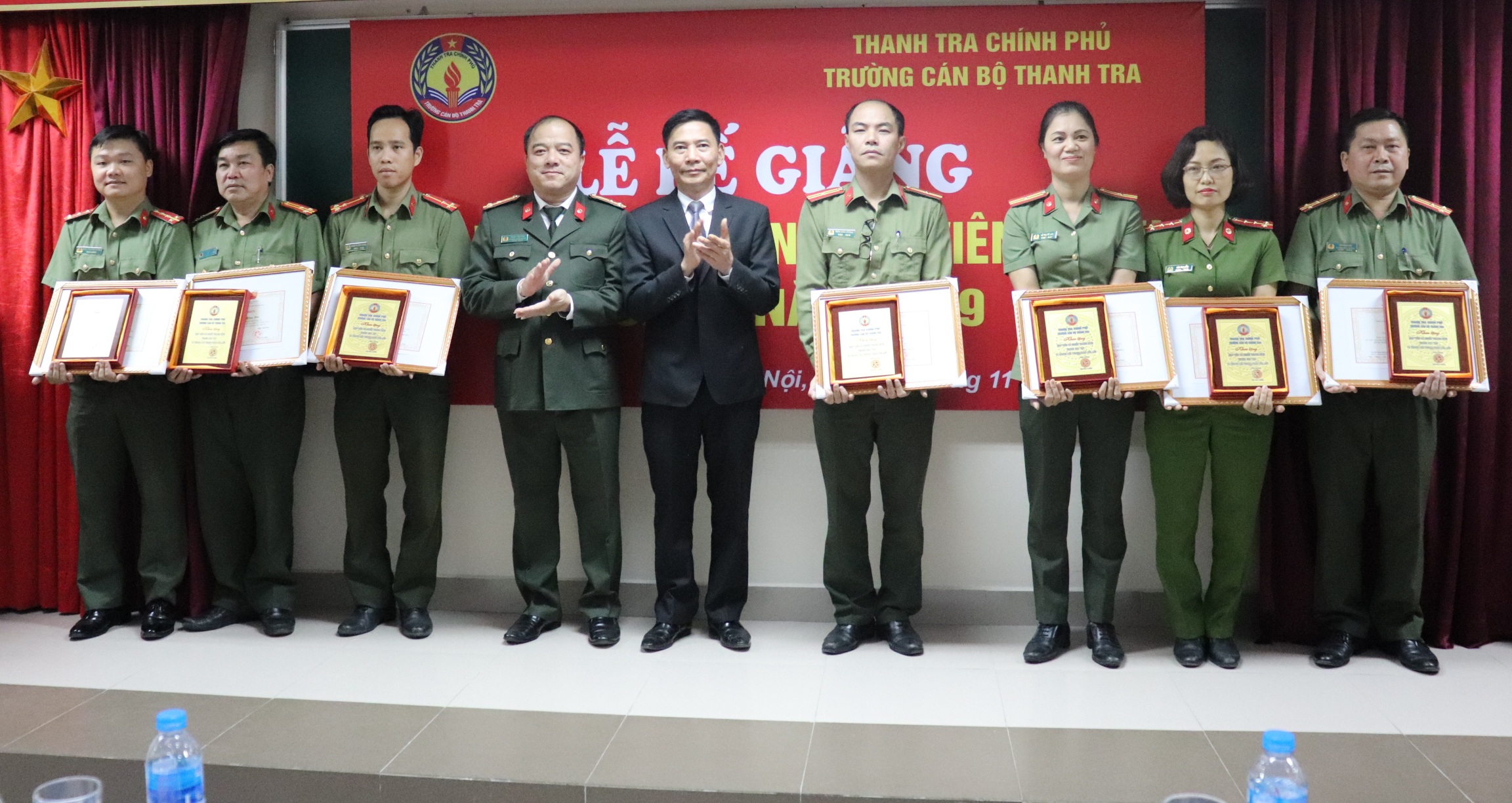 Đại diện lãnh đạo BCA và lãnh đạo Nhà trường trao giáy khen cho học viên