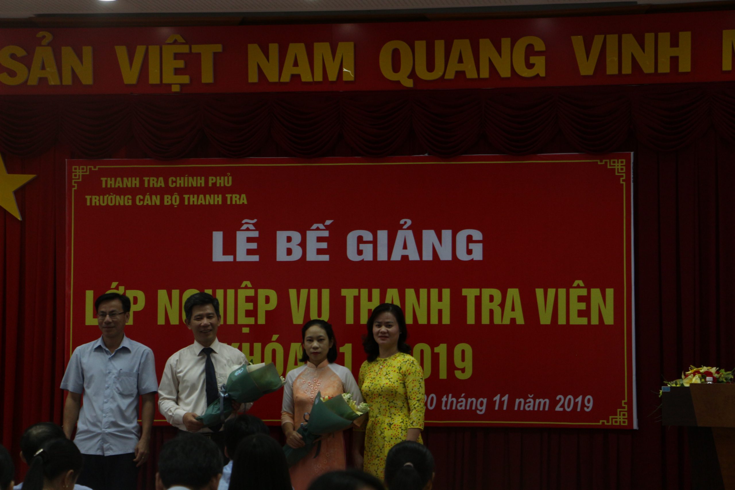 Học viên tặng hoa cho ông Nguyễn Viết Thạch PHT nhà trường