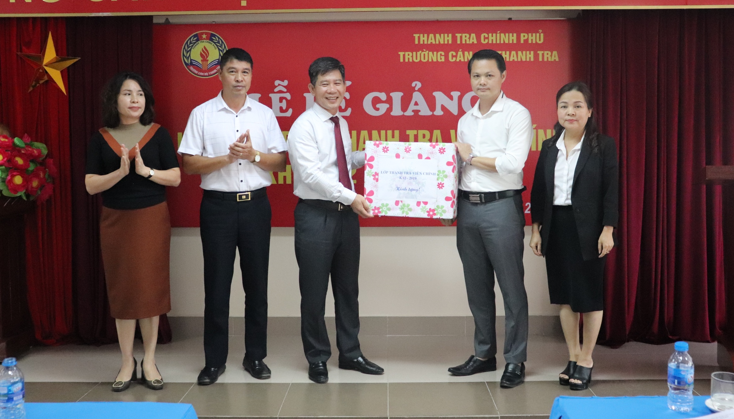 Học viện tặng quà nhà trường