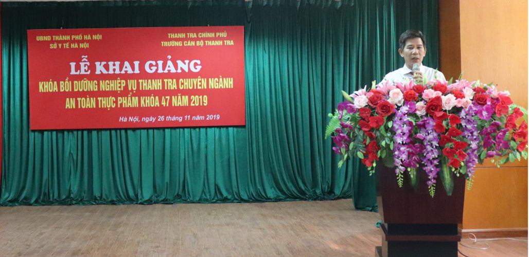 Ông Nguyễn Viết Thạch PHT nhà trường phát biểu khai giảng lớp học