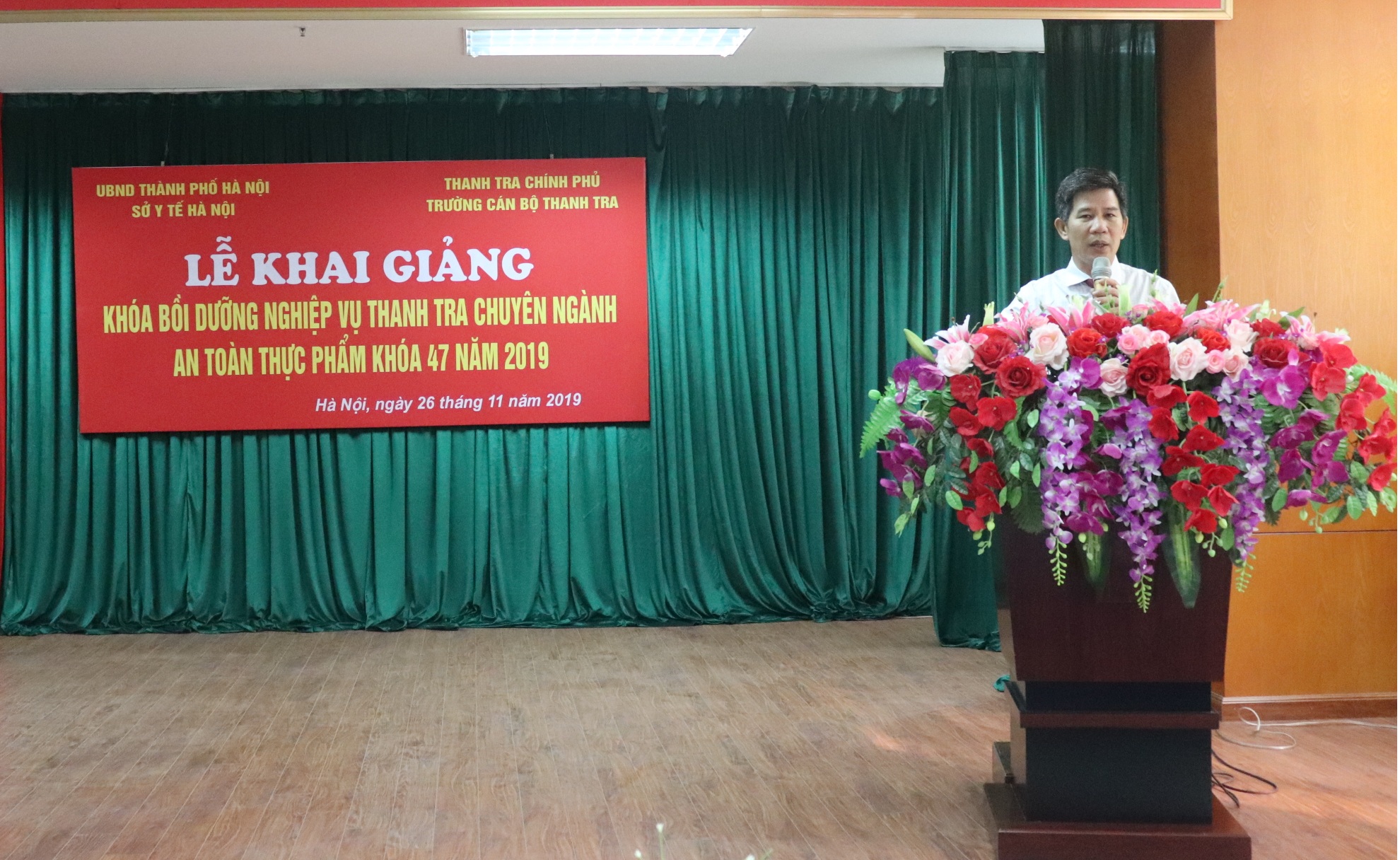 Ông Nguyễn Viết Thạch PHT nhà trường phát biểu khai giảng lớp học