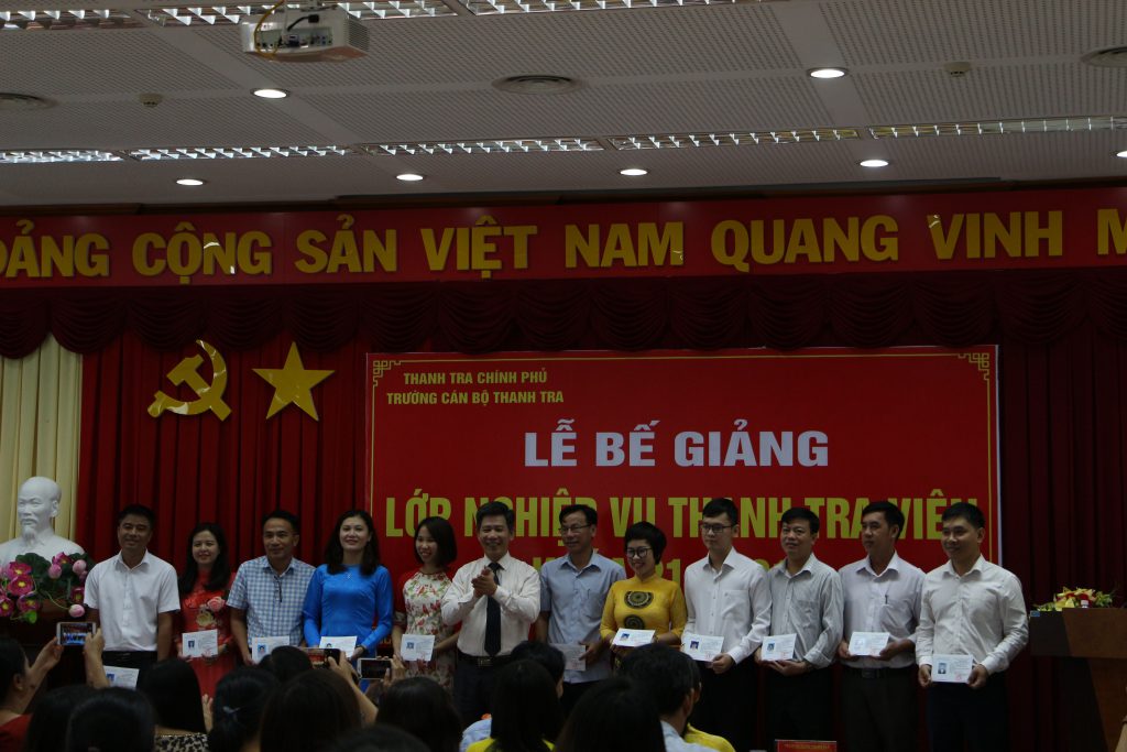 Ông Nguyễn Viết Thạch Pho Hiệu trg nhà trường trao chứng chỉ cho học viên