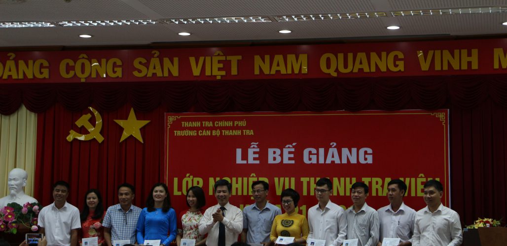 Ông Nguyễn Viết Thạch Pho Hiệu trg nhà trường trao chứng chỉ cho học viên