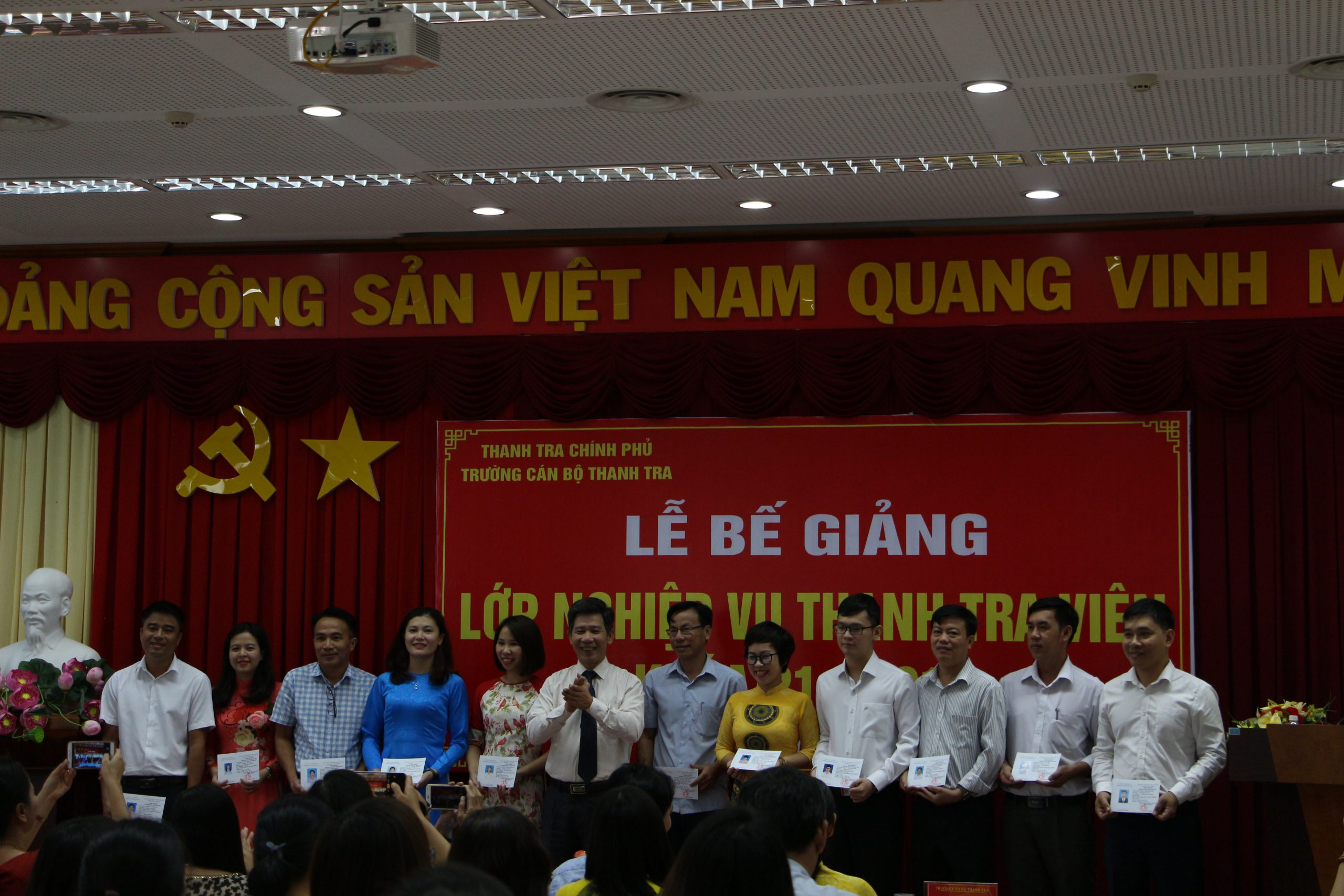 Ông Nguyễn Viết Thạch Pho Hiệu trg nhà trường trao chứng chỉ cho học viên