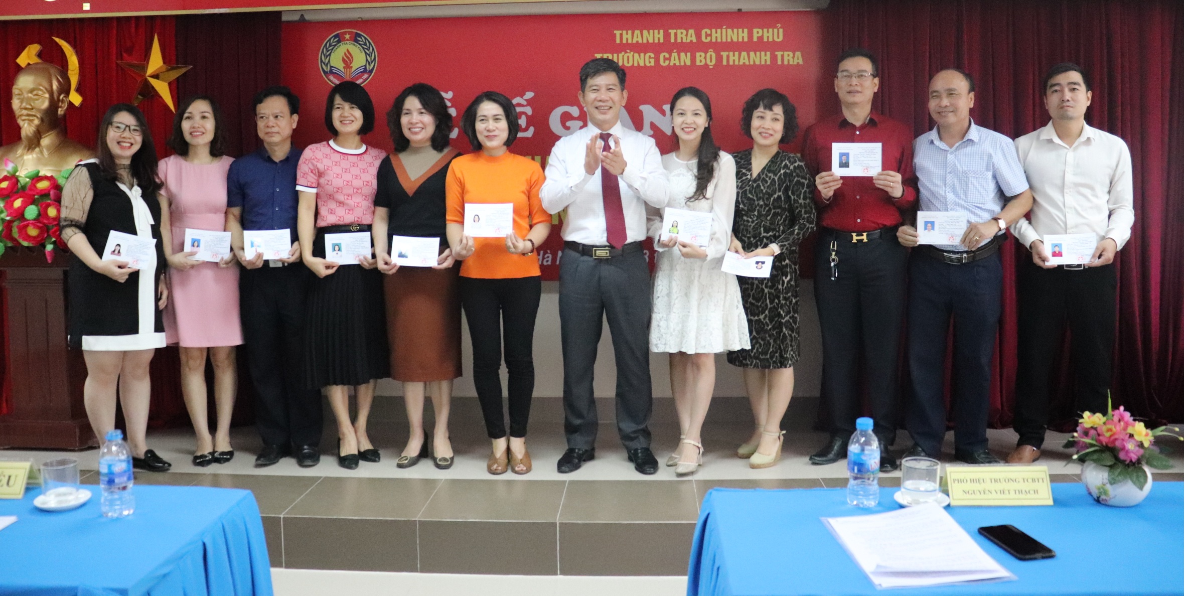 Ông Nguyễn Viết Thạch Phó Hiệu trưởng nhà trường tra chứng chỉ cho học viên