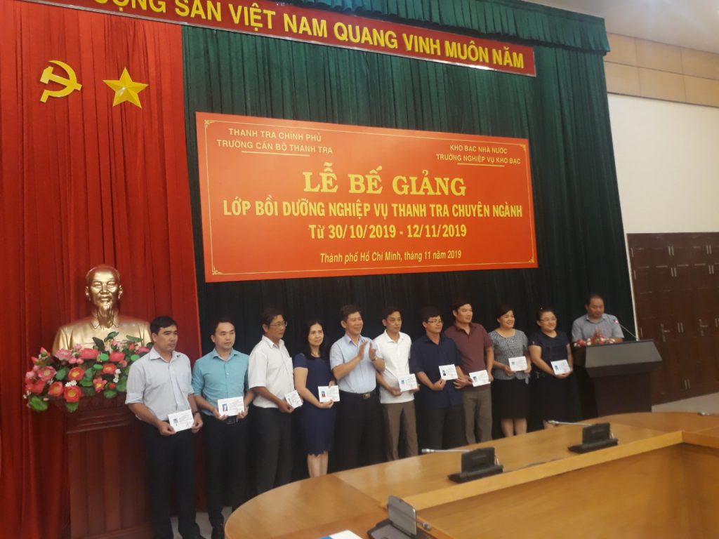 Ông Nguyễn Viết Thạch Phó Hiệu trưởng nhà trường trao chứng chỉ chi học viên