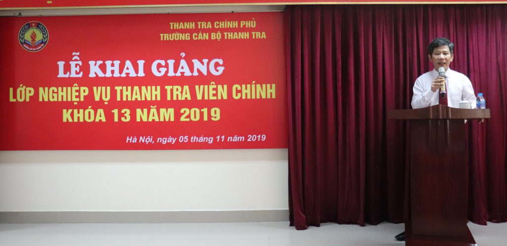 Ông Nguyễn Viết Thạch Phó hiệu trưởng nhà trường phát biểu khai giảng khóa học