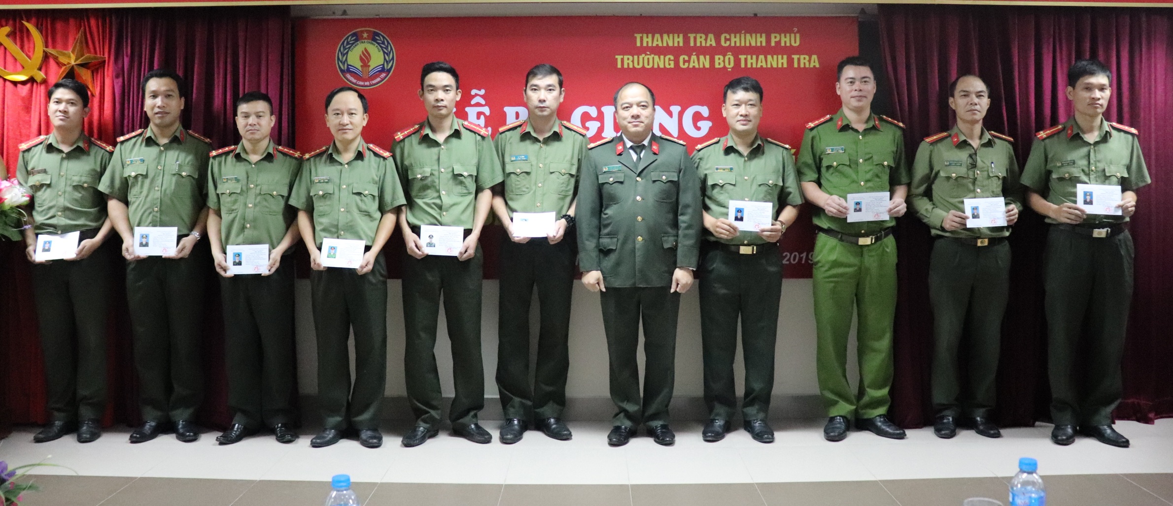 Ông Trần Văn Thư PCTTBCA trao chứng chỉ cho học viên